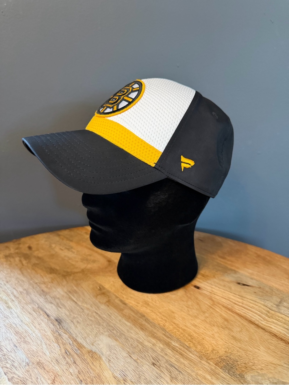 Fanatics Men’s Boston Bruins Black, White & Yellow Team Cap Flexfit Size S/M.